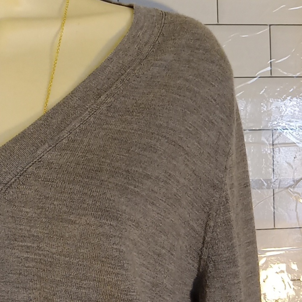 Banana Republic gray merino wool sweater Size Medium - Picture 3 of 8